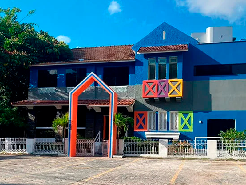 Fachada colorida de unidade do Instituto do Autismo