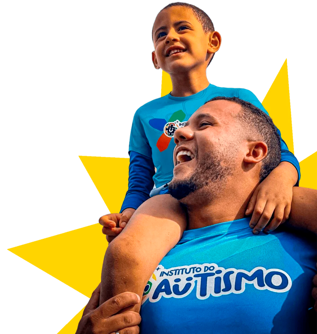 Pai carregando o filho nos ombros, ambos sorrindo e vestindo camisetas do Instituto do Autismo